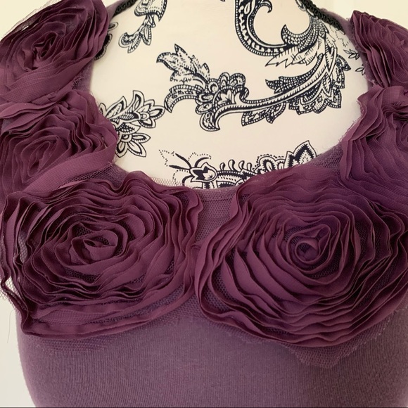 Women’s top with floral neckline - Picture 3 of 5